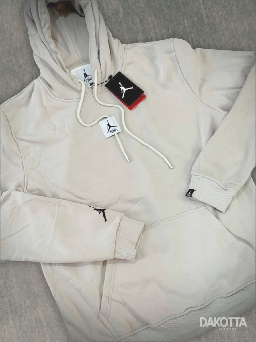 Buso beige con capota colgado, etiqueta Dakotta