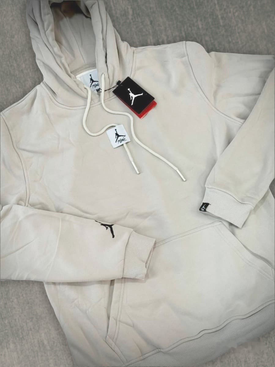 Buso beige con capota colgado, etiqueta Dakotta