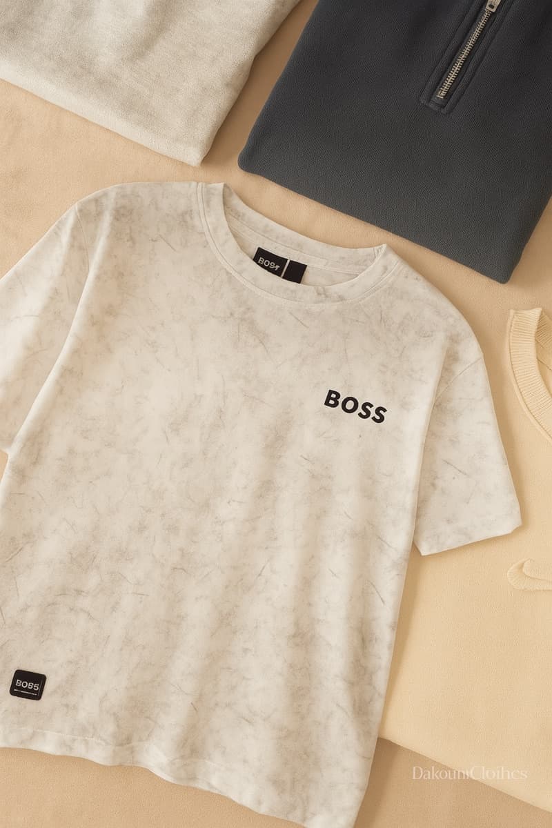 Camiseta blanca marmolada Boss sobre fondo claro