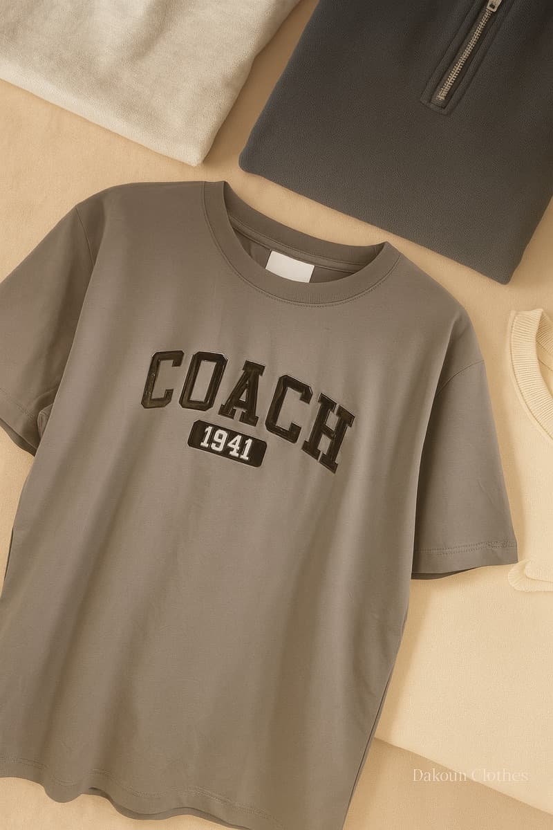 Camiseta gris con gráfico college en el pecho