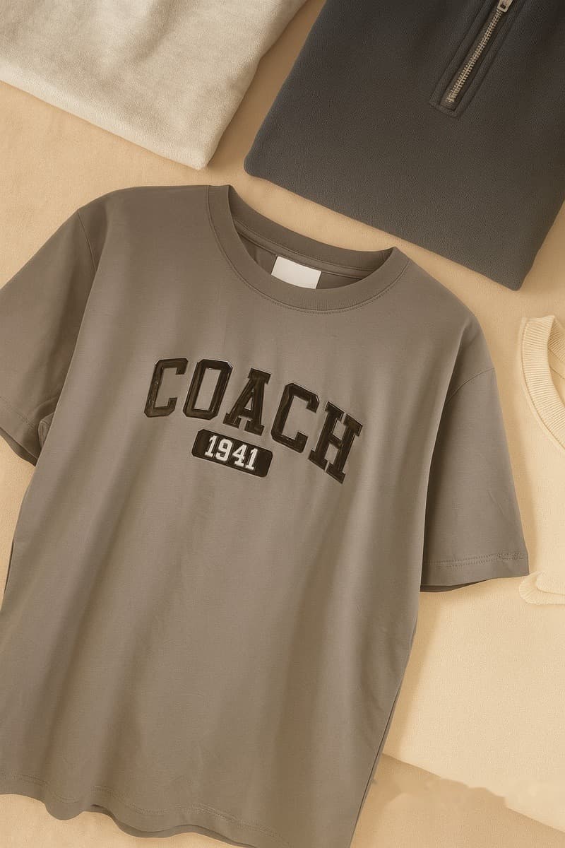 Camiseta gris con gráfico college en el pecho
