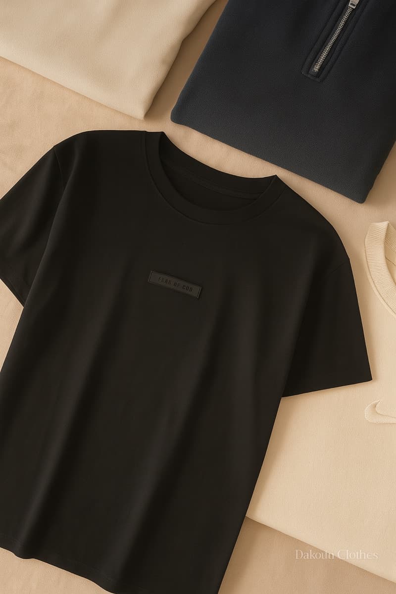 Camiseta negra extendida sobre fondo claro